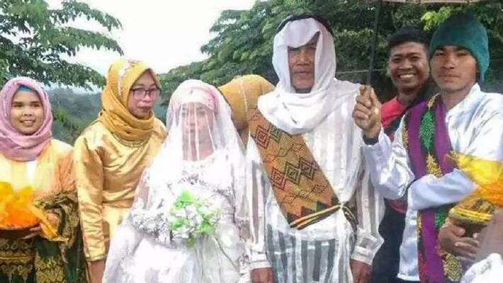 A 78-year-old man married an 18-year-old girl in the Philippines. The couple got married after persuading the elders. A 78-year-old man married an 18-year-old girl in the Philippines. The couple got married after persuading the elders.