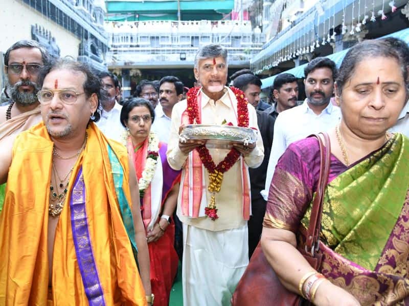 tdp chief chandrababu naidu visits vijayawada durga temple