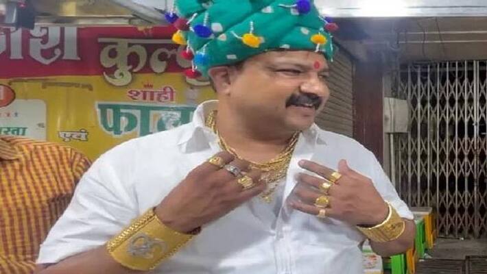 kulfi seller wearing gold kulfi seller wearing gold