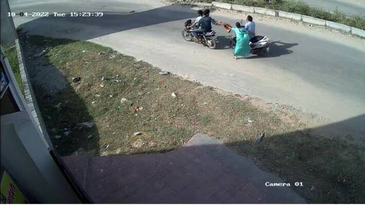 jaipur crime news woman fell from moving bike when goons snatched her bag incident captured in CCTV asc jaipur crime news woman fell from moving bike when goons snatched her bag incident captured in CCTV asc