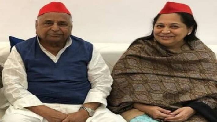 In this way Mulayam Singh Yadav came close to Sadhna Gupta the love story of both was in a lot of discussions In this way Mulayam Singh Yadav came close to Sadhna Gupta the love story of both was in a lot of discussions