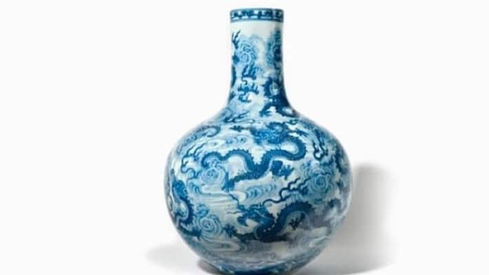 Chinese vase that a French auction house placed up for auction has sold for 90 lakh dollar apa Chinese vase that a French auction house placed up for auction has sold for 90 lakh dollar apa
