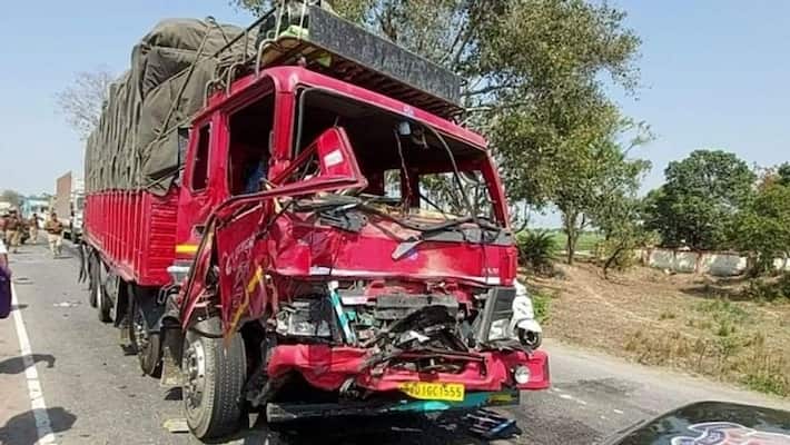 Truck trampled people going to see Dussehra fair 5 died uja Truck trampled people going to see Dussehra fair 5 died uja