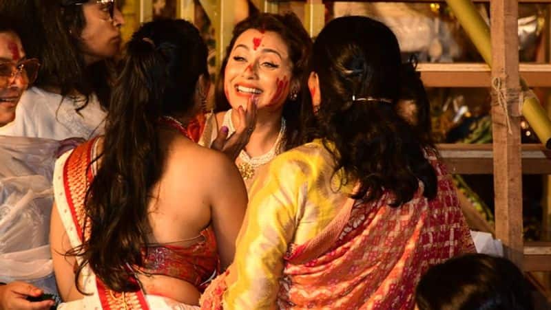 Durga Puja 2023: What is Sindoor Khela? Why do only married Bengali women play Sindoor Khela? Read Details RBA