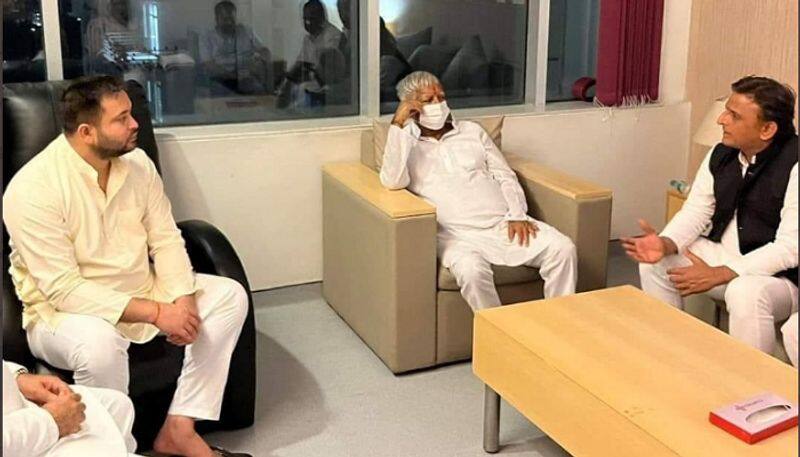 Mulayam Singh Yadav on ventilator Lalu Yadav along with son Tejashwi visit medanta hospital