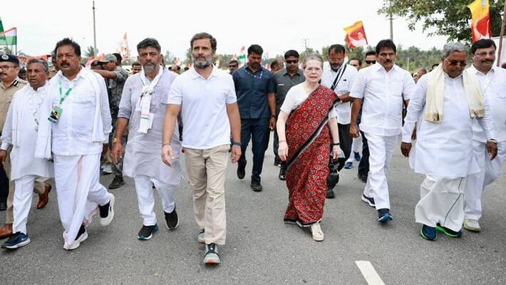 Bharat Jodo Yatra: Sonia Gandhi joins Rahul in Karnataka's Mandya as march resumes after 2-day break AJR Bharat Jodo Yatra: Sonia Gandhi joins Rahul in Karnataka's Mandya as march resumes after 2-day break AJR