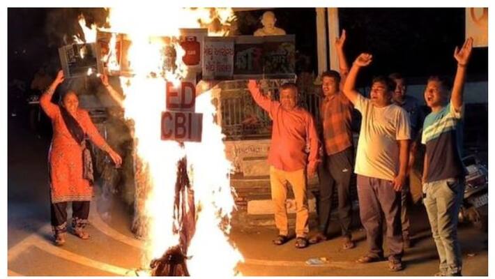 Congress burned ED and CBI effigy instead ravana Congress burned ED and CBI effigy instead ravana