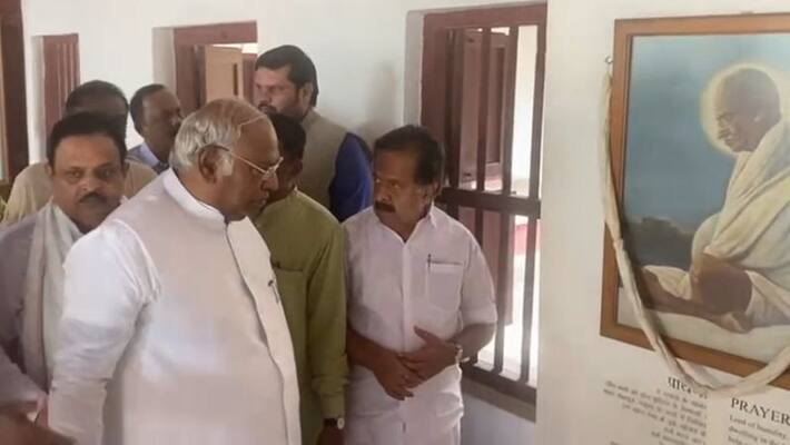 Kharge started Campaign in gujarat with chenithala Kharge started Campaign in gujarat with chenithala