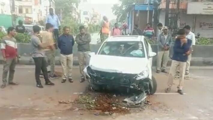 Speeding Car hits divider at Hyderabad Madhapur Speeding Car hits divider at Hyderabad Madhapur