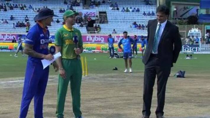 india vs south africa second odi match referee javagal srinath forgets to hand coin to shikhar dhawan video goes viral india vs south africa second odi match referee javagal srinath forgets to hand coin to shikhar dhawan video goes viral