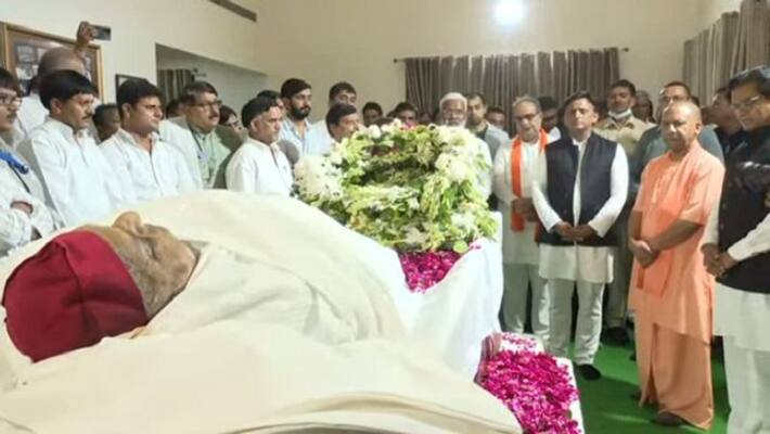 Mulayam singh yadav body arrives in his native Saifai village:thousands of people pay tributes Mulayam singh yadav body arrives in his native Saifai village:thousands of people pay tributes