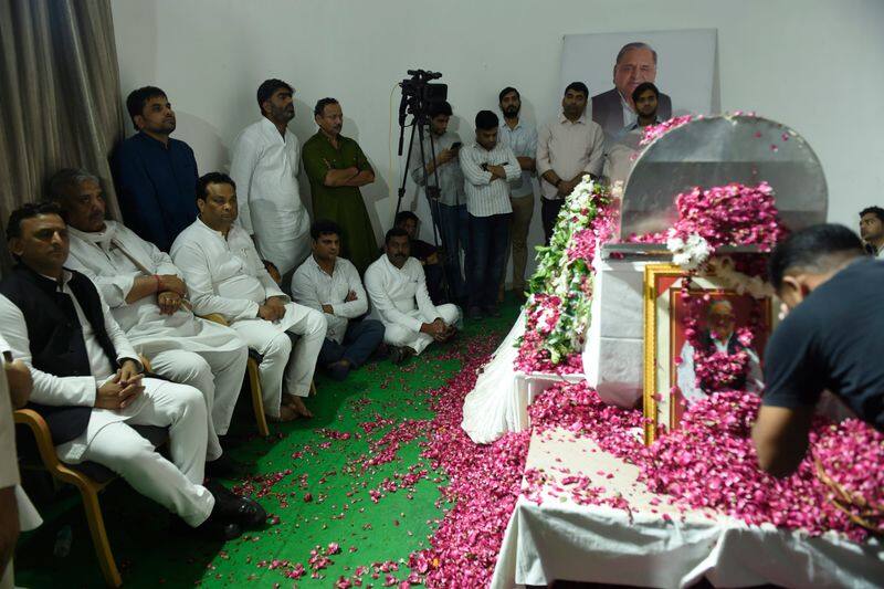 Mulayam singh yadav body arrives in his native Saifai village:thousands of people pay tributes