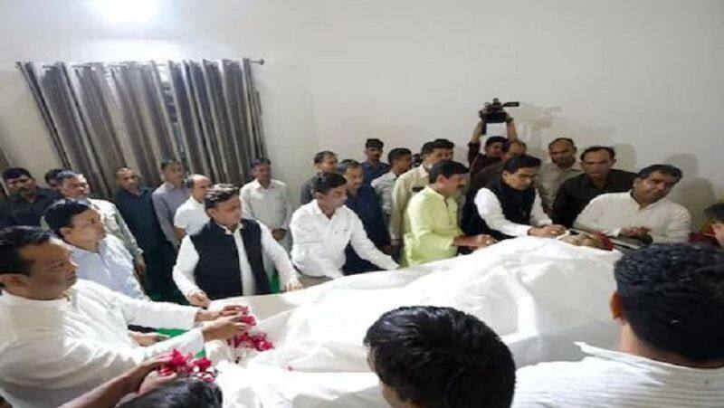 Mulayam singh yadav body arrives in his native Saifai village:thousands of people pay tributes