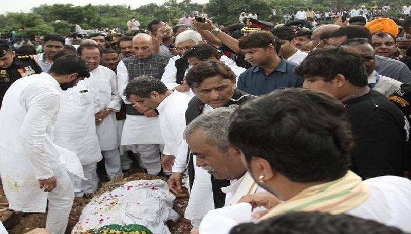 Mulayam Singh Yadav, the leader of the Samajwadi Party, was cremated in Saifai.
