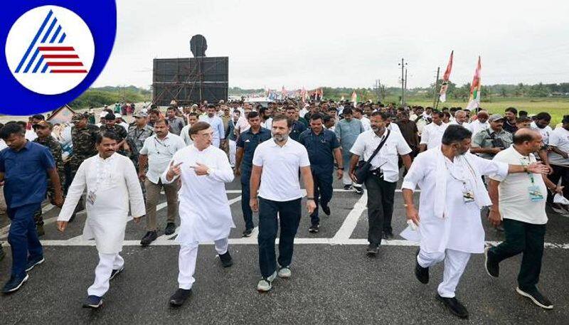 viral video: During the Bharat Jodo Yatra, Rahul Gandhi performs a push-up in several stages.