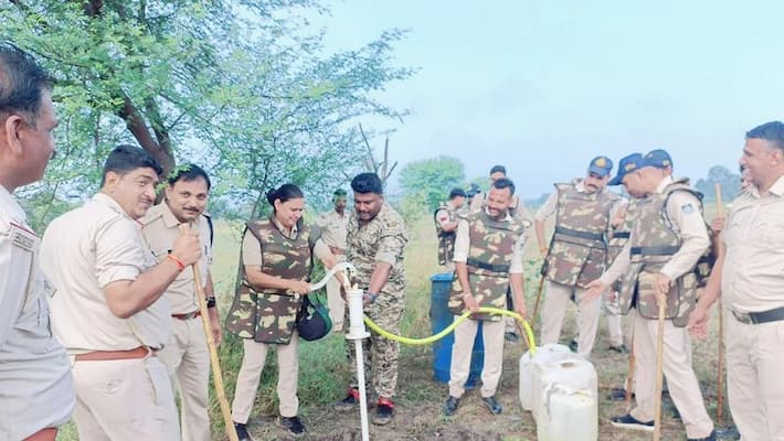 A hand pump was set up and adulterated liquor was being sold in Madhya Pradesh... 8 Arrested. A hand pump was set up and adulterated liquor was being sold in Madhya Pradesh... 8 Arrested.