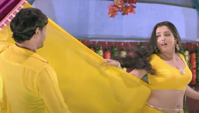 Amrapali Dubey Hd Sex - SEXY video: Bhojpuri actress Amrapali Dubey seduces Nirahua in saree and  deep neck blouse-WATCH