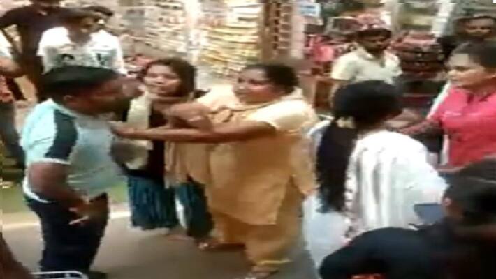 viral video: On Karwa Chauth, a man caught shopping with a girlfriend was assaulted by his wife. viral video: On Karwa Chauth, a man caught shopping with a girlfriend was assaulted by his wife.