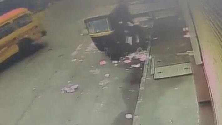 Auto driver assaulted college student..Vainam held hands and locked himself for 500 meters..Video went viral.. Auto driver assaulted college student..Vainam held hands and locked himself for 500 meters..Video went viral..