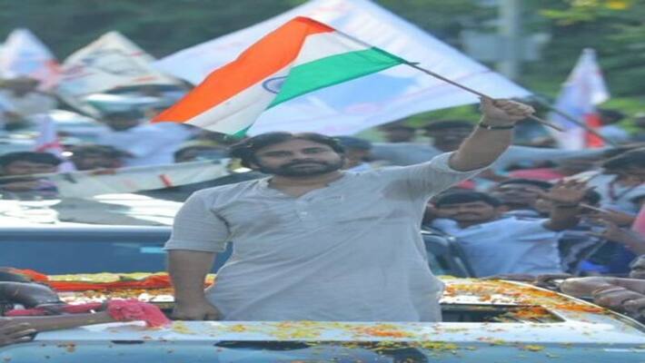 power cut at janasena chief pawan kalyan road show at visakhapatnam power cut at janasena chief pawan kalyan road show at visakhapatnam