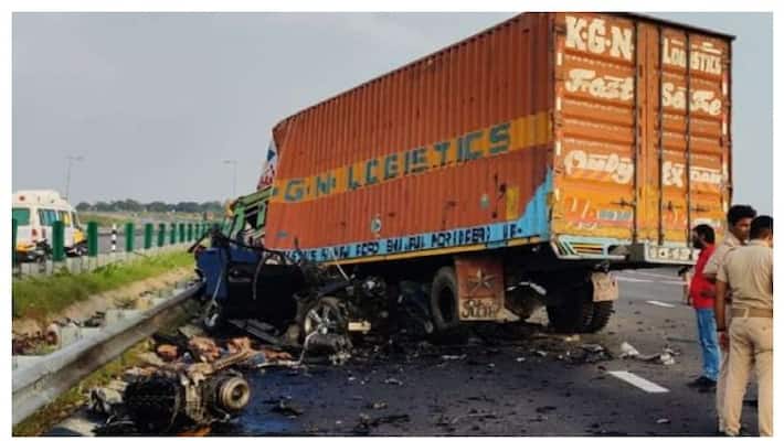 live on Facebook.. Driving a BMW car at a speed of 230 kmph.. Finally an accident, four people died live on Facebook.. Driving a BMW car at a speed of 230 kmph.. Finally an accident, four people died