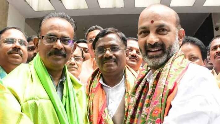 Bandi sanjay invites Boora Narasaiah Goud to join in BJP Bandi sanjay invites Boora Narasaiah Goud to join in BJP