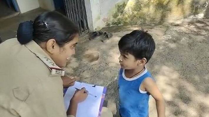 three years old boy complaint on her mom for stealing his chocolates, video goes viral in madhyapradesh three years old boy complaint on her mom for stealing his chocolates, video goes viral in madhyapradesh