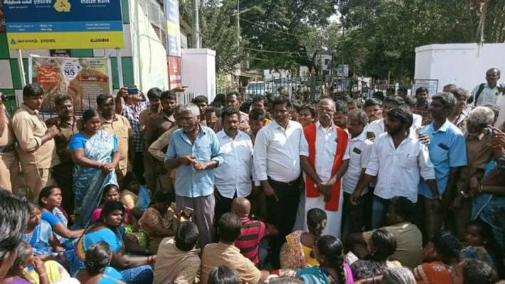 The Coimbatore sanitation workers thrown wreath expressed their anger The Coimbatore sanitation workers thrown wreath expressed their anger