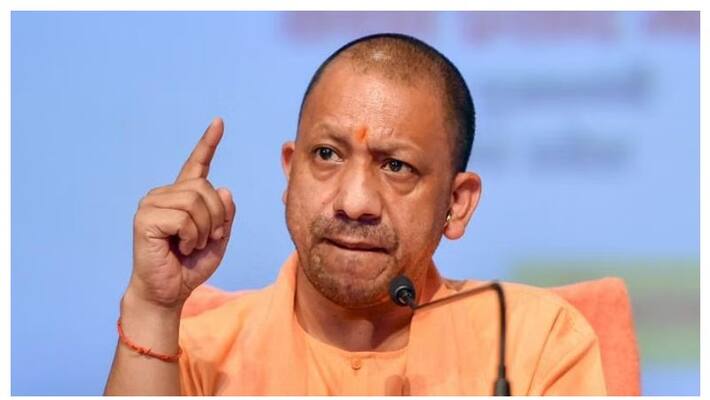 Ayodhya CM removes the person standing behind him saying you must have occupied a lot of land video viral opposition made issue Ayodhya CM removes the person standing behind him saying you must have occupied a lot of land video viral opposition made issue