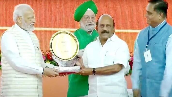 tamilnadu ranks third in India in Housing for All project and minister anbarasan got the award tamilnadu ranks third in India in Housing for All project and minister anbarasan got the award