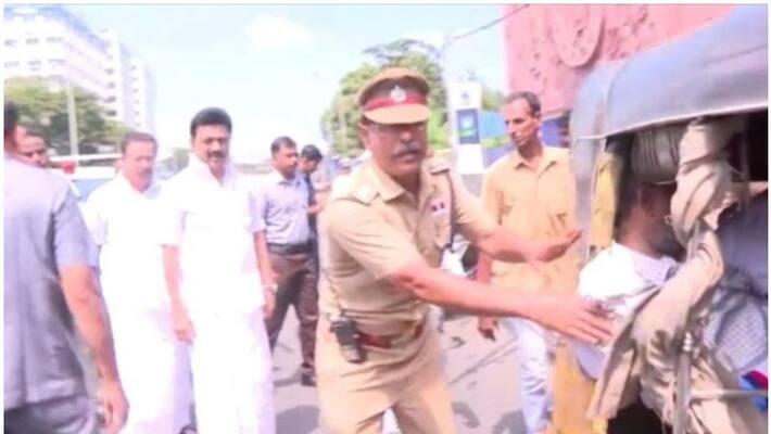 Chief Minister Stalin who ran to help the accident victim.. People praised. Chief Minister Stalin who ran to help the accident victim.. People praised.