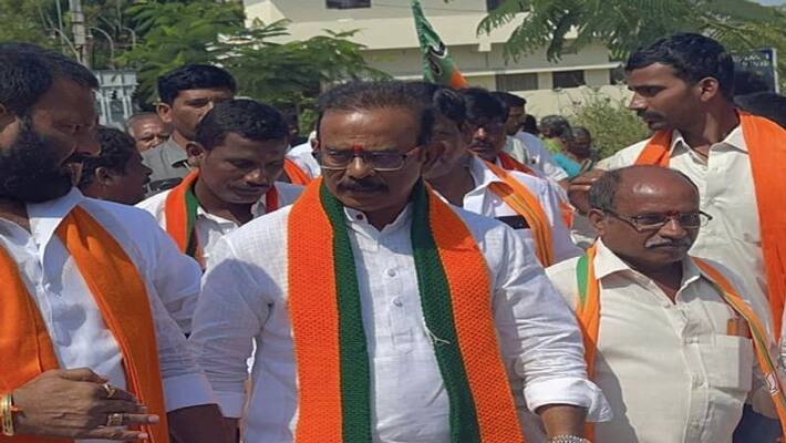 Trs Activists protest against boora narsaiah goud at choutuppal Trs Activists protest against boora narsaiah goud at choutuppal
