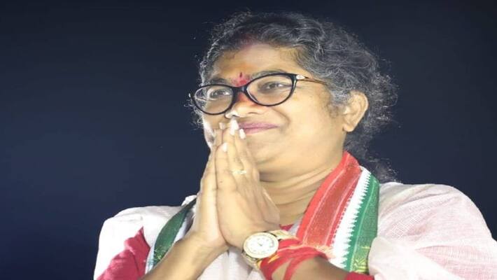 Munugode bypoll 2022: Congress Candidate Palvai Sravanthi casts her Vote At Idikuda Village Munugode bypoll 2022: Congress Candidate Palvai Sravanthi casts her Vote At Idikuda Village