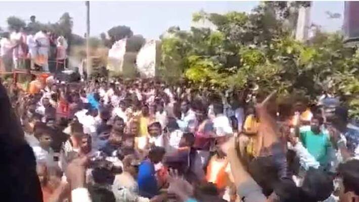 Tension Prevails After TRS obstructed Komatireddy Rajagopal Reddy campaign at Chinnakonduru Tension Prevails After TRS obstructed Komatireddy Rajagopal Reddy campaign at Chinnakonduru