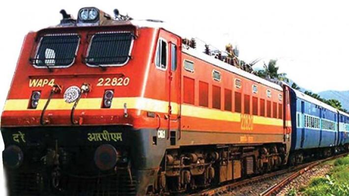 A mother and daughter tried to commit suicide in front of the train.. The railway keyman cleverly saved A mother and daughter tried to commit suicide in front of the train.. The railway keyman cleverly saved