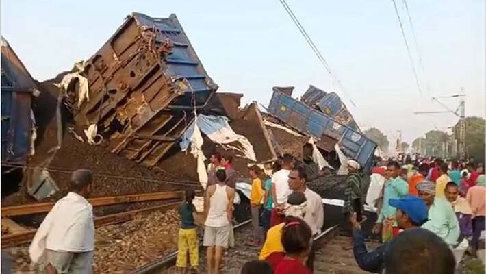 53 coaches of the train derailed in Koderma officials reached the spot with accident relief vehicle uja 53 coaches of the train derailed in Koderma officials reached the spot with accident relief vehicle uja