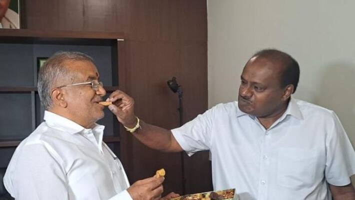 GT Deve Gowda visits JDS office after 3 and half year HD Kumaraswamy welcomes him GT Deve Gowda visits JDS office after 3 and half year HD Kumaraswamy welcomes him