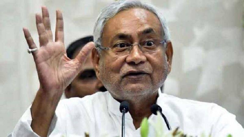 Bihar Chief Minister Nitish Kumar Angered  when a farmer speaking in English