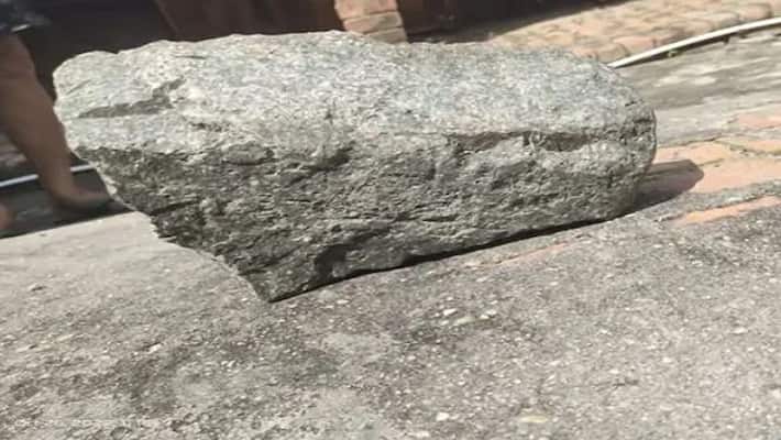 Pilibhit Stone fell on the roof people worshiped due to superstition queues of those who bowed down house Pilibhit Stone fell on the roof people worshiped due to superstition queues of those who bowed down house