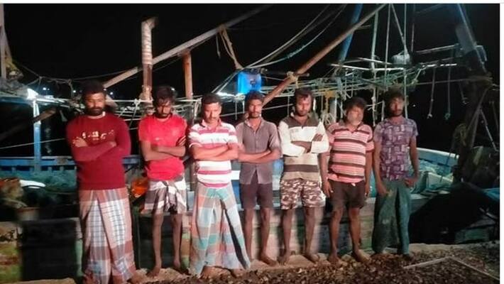 7 Rameswaram fishermen arrested by Sri Lankan Navy for crossing the border 7 Rameswaram fishermen arrested by Sri Lankan Navy for crossing the border