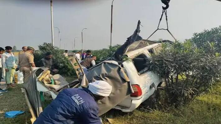 Prayagraj High speed car collided with electric pole 5 people of same family going to Vindhyachal darshan died Prayagraj High speed car collided with electric pole 5 people of same family going to Vindhyachal darshan died