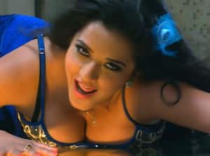 300px x 223px - Monalisa's SEXY video: Bhojpuri actress seduces Nirahua with her BOLD dance  moves in 'Saiyan Bahute Khiladi'