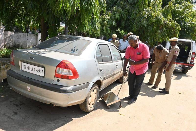 police seized cars and bikes that were unattended on the road at trichy 