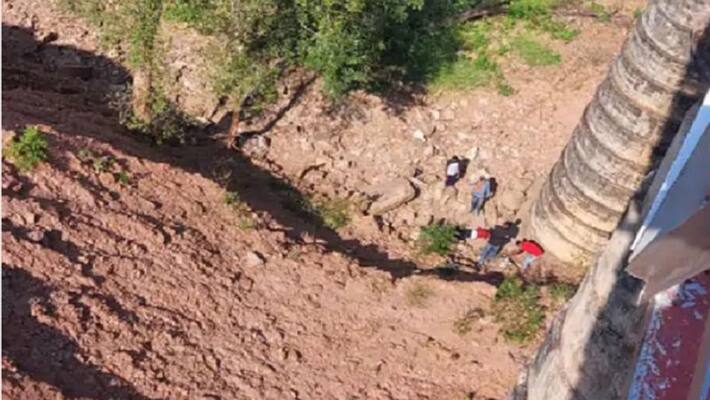 man jumped from the train into a 250 feet deep gorge by sending shocking messages to family uja man jumped from the train into a 250 feet deep gorge by sending shocking messages to family uja