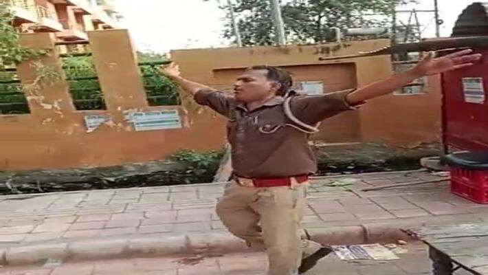 Agra Drunk constable misbehaved with passers-by and shopkeepers ran abusing them after watching video Agra Drunk constable misbehaved with passers-by and shopkeepers ran abusing them after watching video