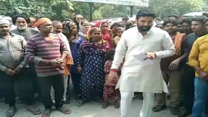 Religious conversion being done by greed in Meerut people gathered outside SSP office and made this demand Religious conversion being done by greed in Meerut people gathered outside SSP office and made this demand