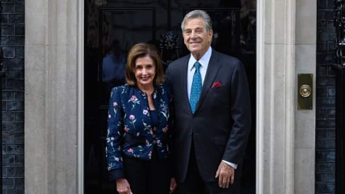 The spouse of US House Speaker Nancy Pelosi was attacked with a hammer. The spouse of US House Speaker Nancy Pelosi was attacked with a hammer.