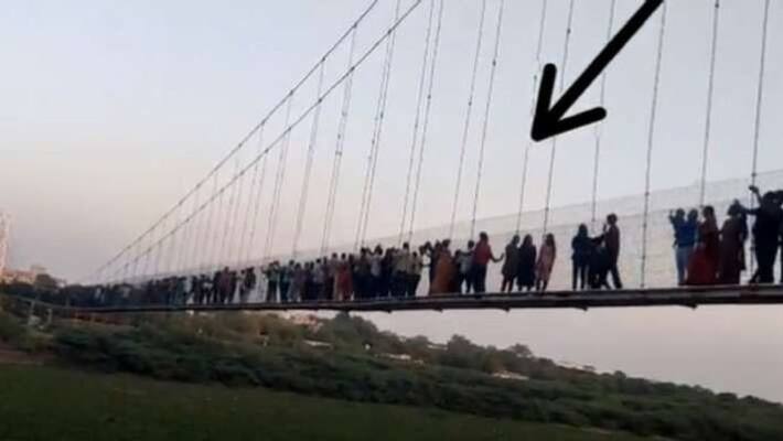 Gujarat Morbi suspension bridge collapse accident, Shocking videos went viral on social media kpa Gujarat Morbi suspension bridge collapse accident, Shocking videos went viral on social media kpa
