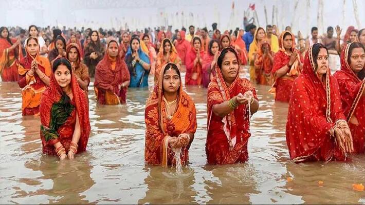 Chhath puja ended with offering Arghya to the rising sun women broke fast after 36 hours of Nirjala fast uja Chhath puja ended with offering Arghya to the rising sun women broke fast after 36 hours of Nirjala fast uja