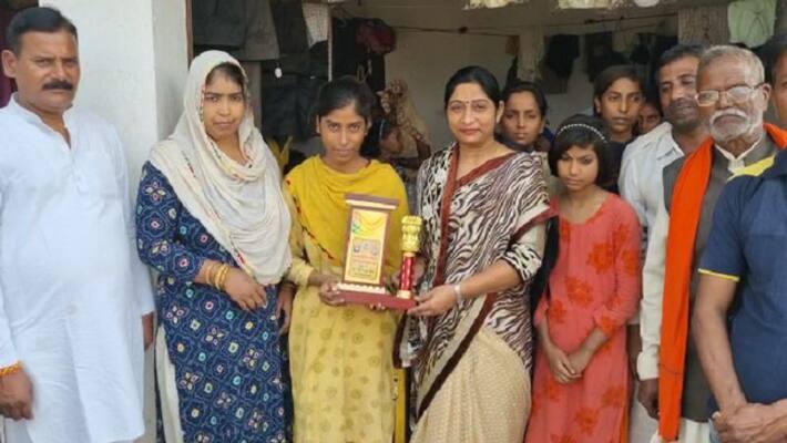 Noor Jahan of Badaun created a record by making a picture of 15 great men together Noor Jahan of Badaun created a record by making a picture of 15 great men together